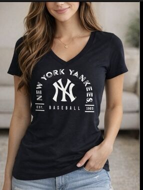 Genuine Merchandise Navy New York Yankees V-Neck Tee Size XS